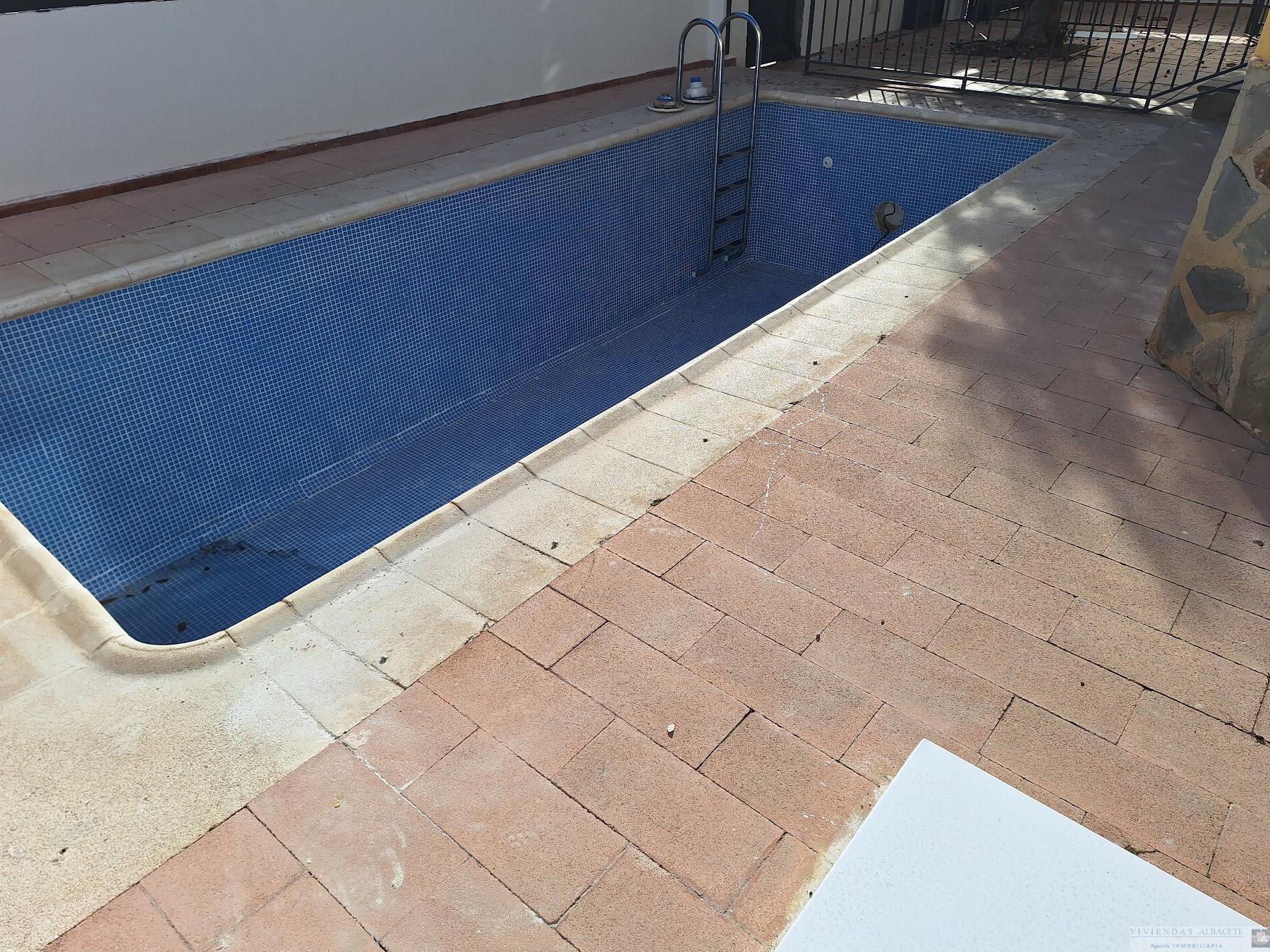 For sale of chalet in Albacete