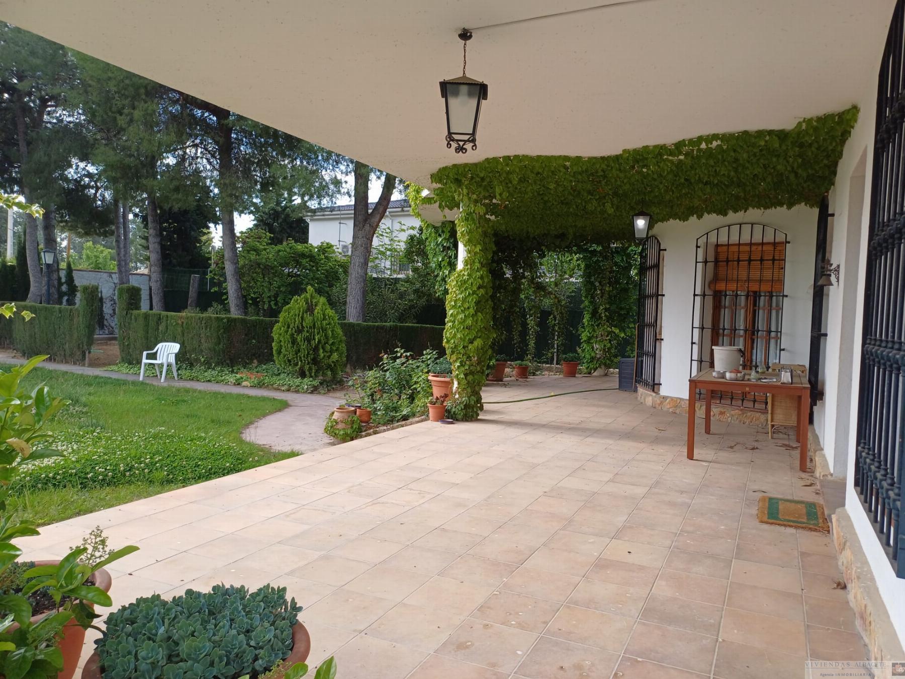 For rent of chalet in Albacete