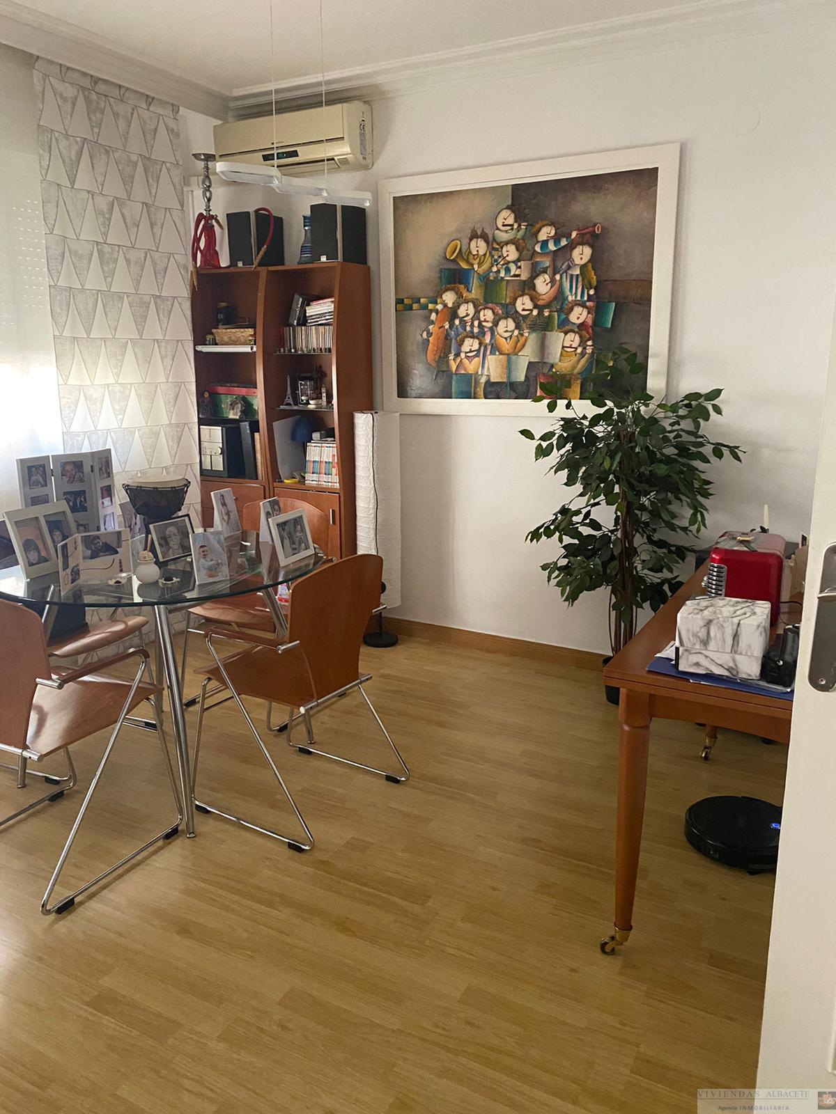 For sale of flat in Albacete