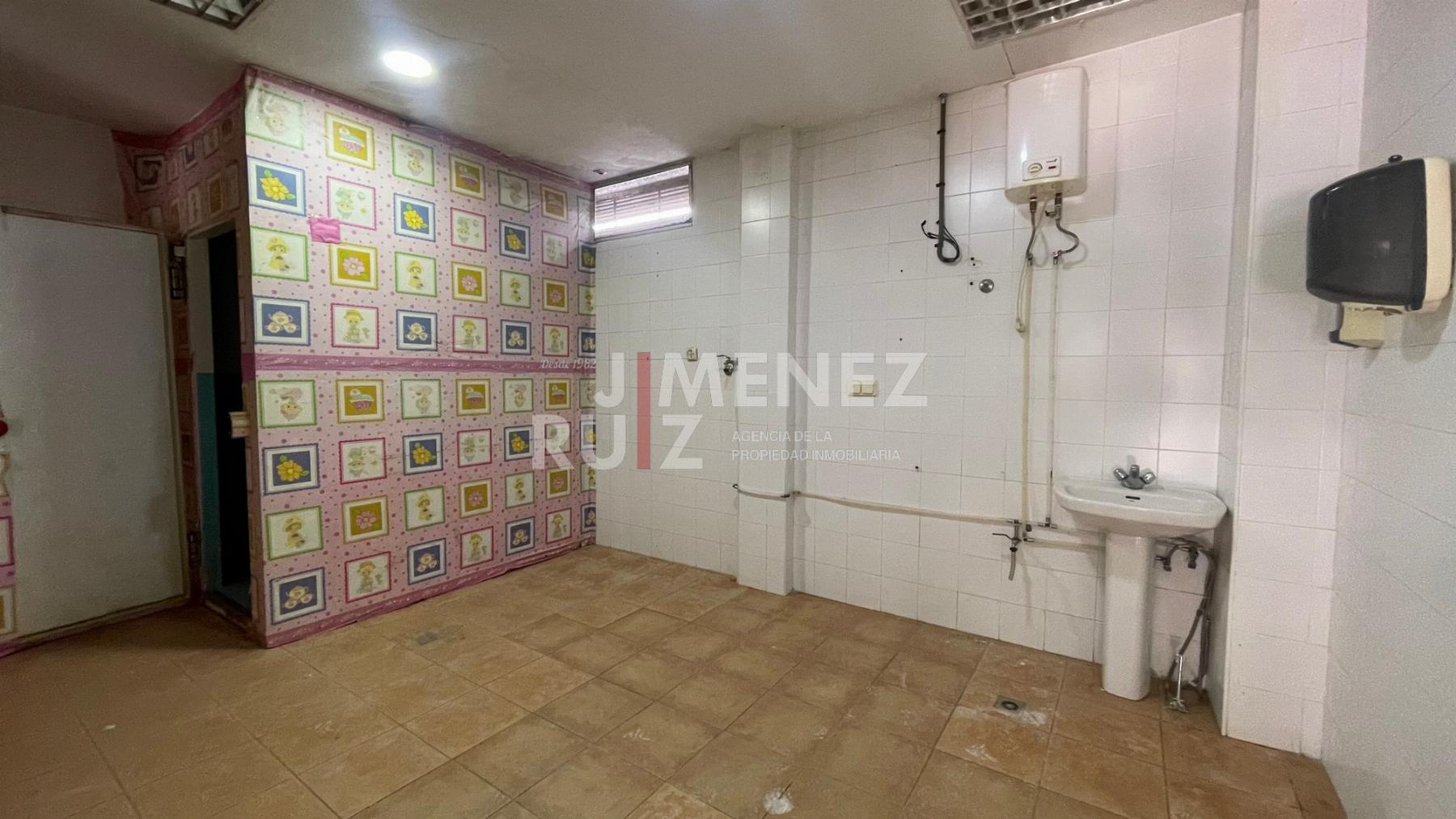 For rent of commercial in El Puerto de Santa María