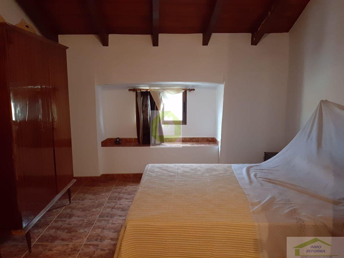 For sale of house in Guadahortuna