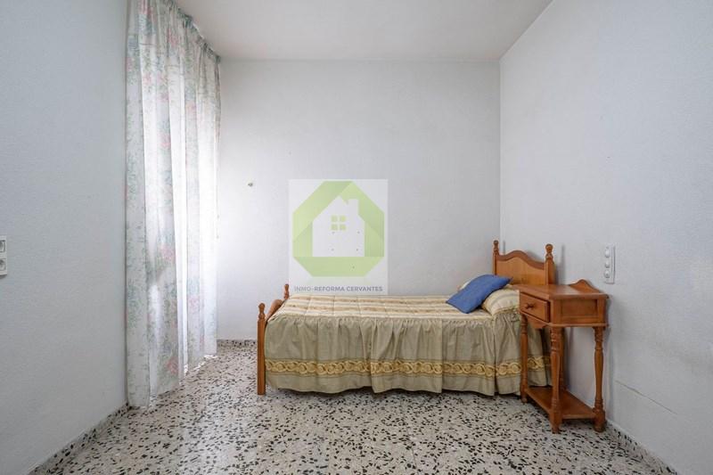 For sale of flat in Granada