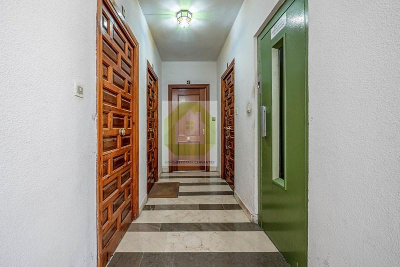 For sale of flat in Granada