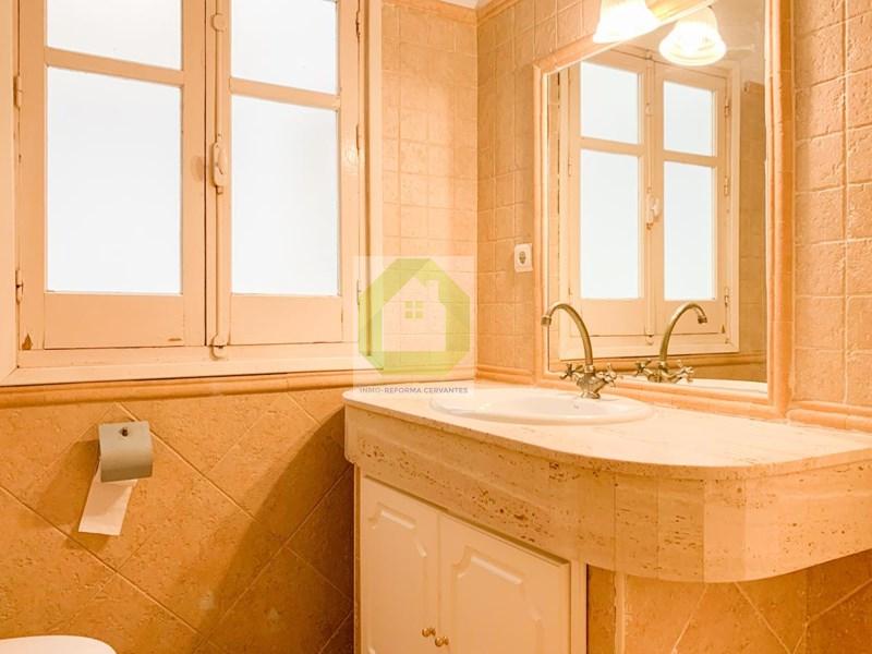 For sale of flat in Granada