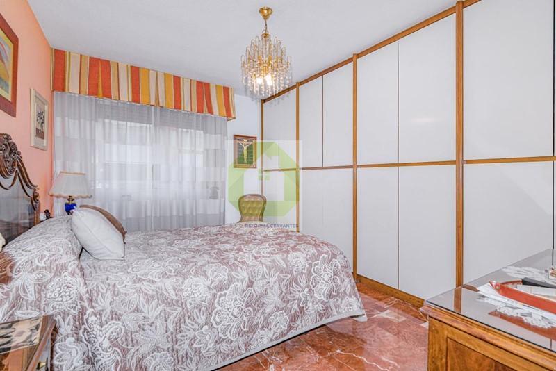 For sale of flat in Granada
