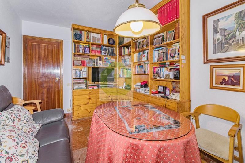 For sale of flat in Granada