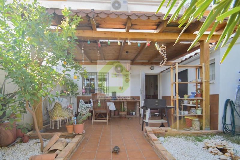 For sale of house in Granada