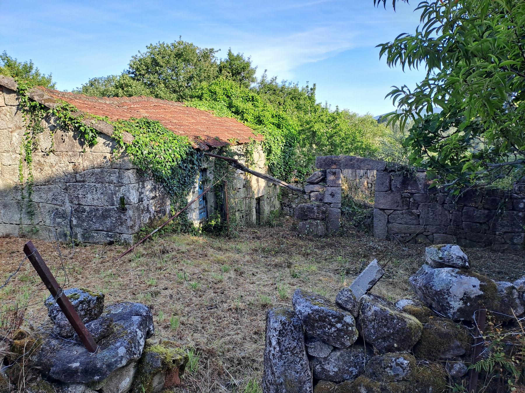 For sale of house in Fornelos de Montes