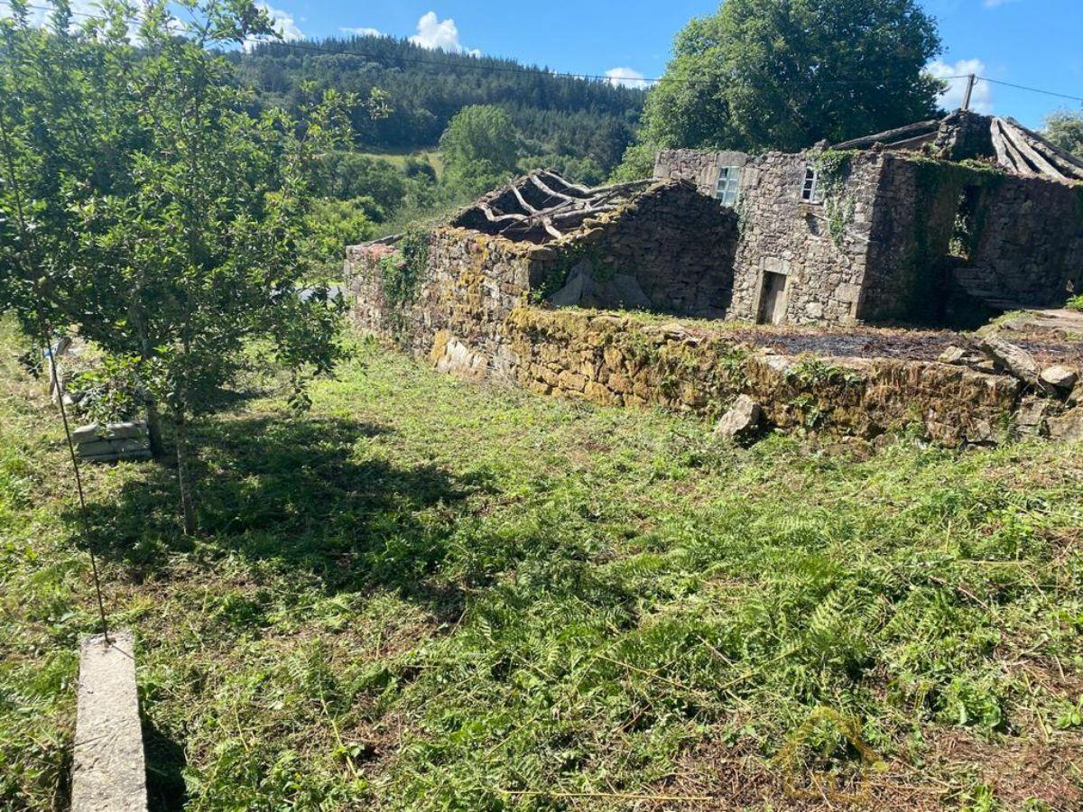 For sale of rural property in Lugo