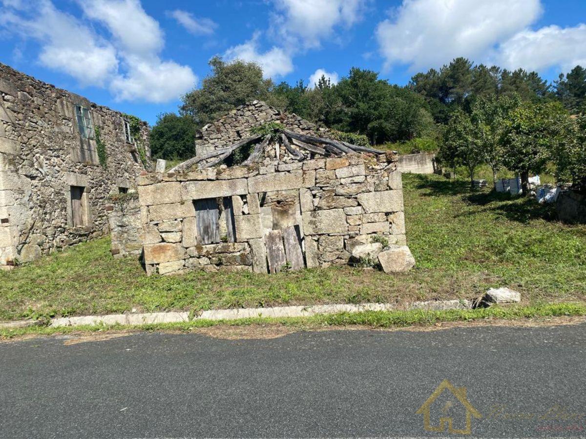 For sale of rural property in Lugo