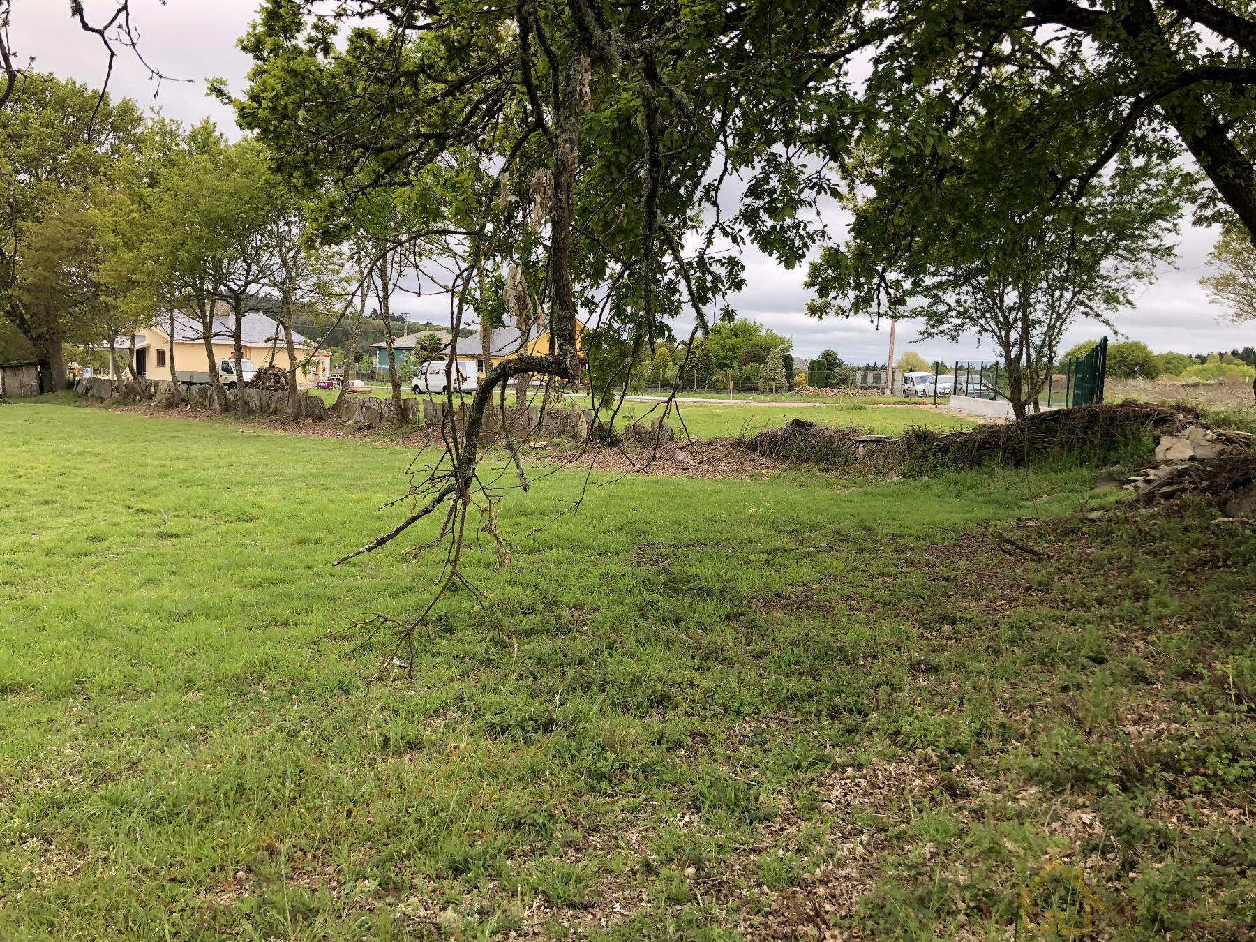 For sale of land in Outeiro de Rei