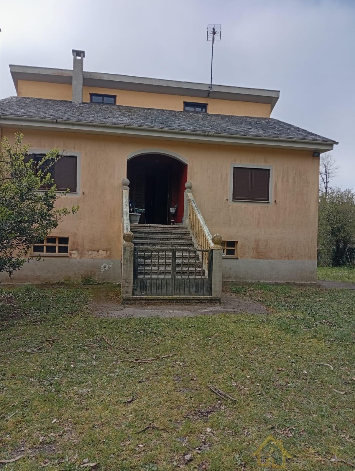 For sale of house in Outeiro de Rei