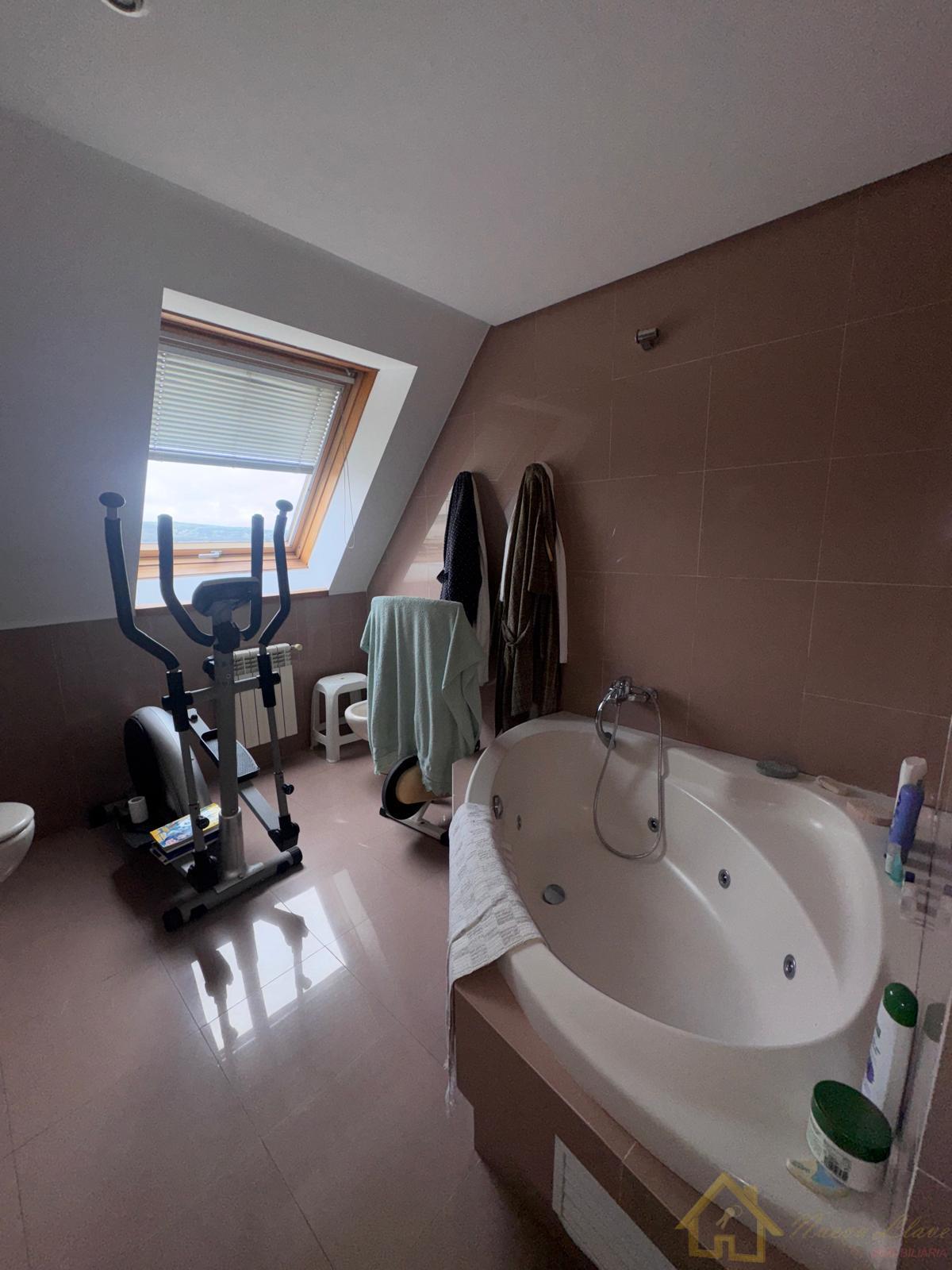 Suite bathroom