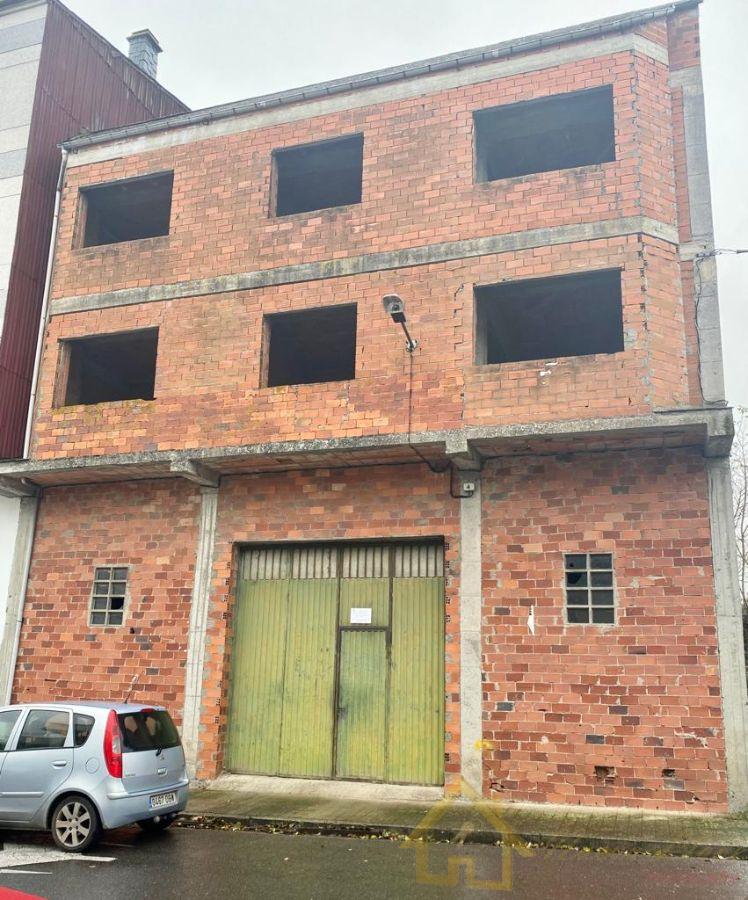 For sale of building in Lugo