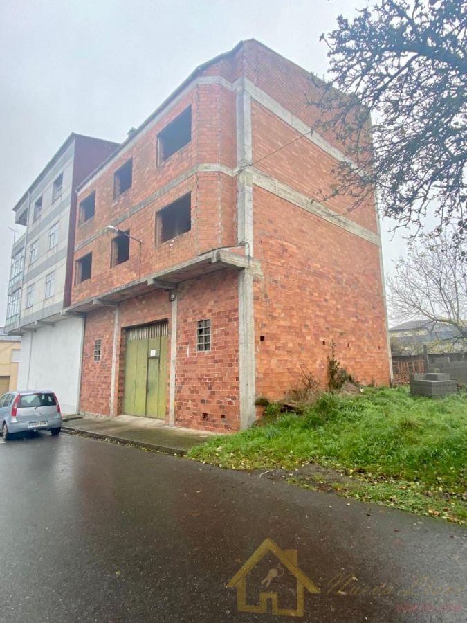 For sale of building in Lugo