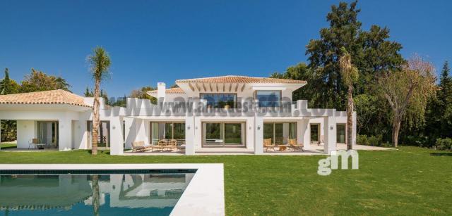 For sale of villa in Estepona