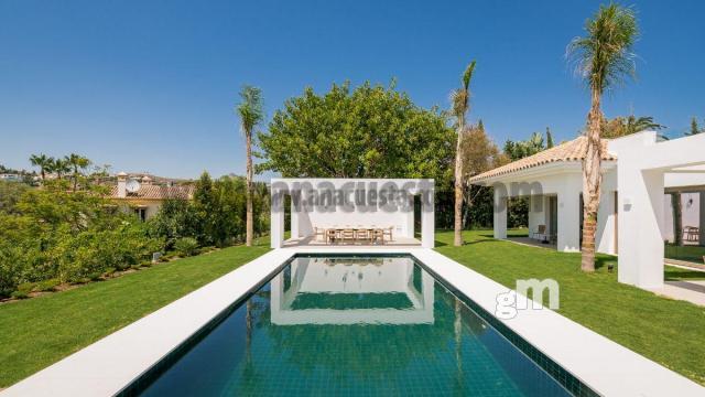 For sale of villa in Estepona