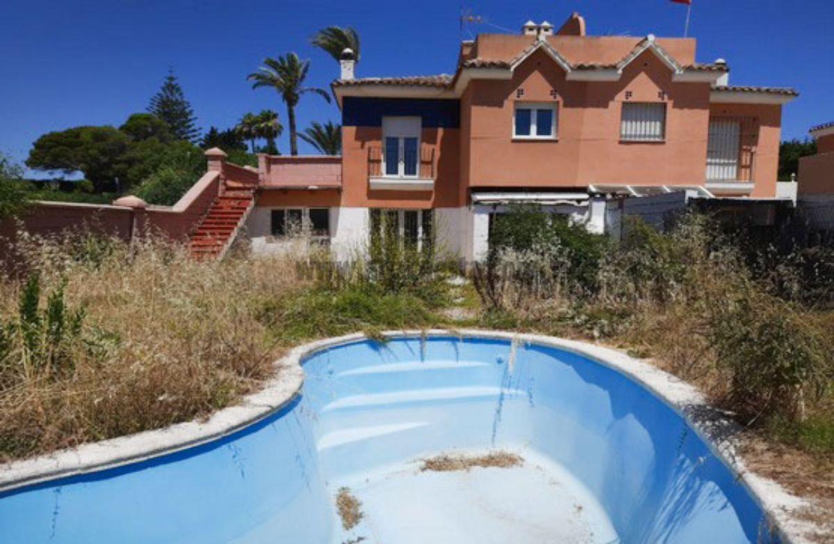 For sale of chalet in Estepona