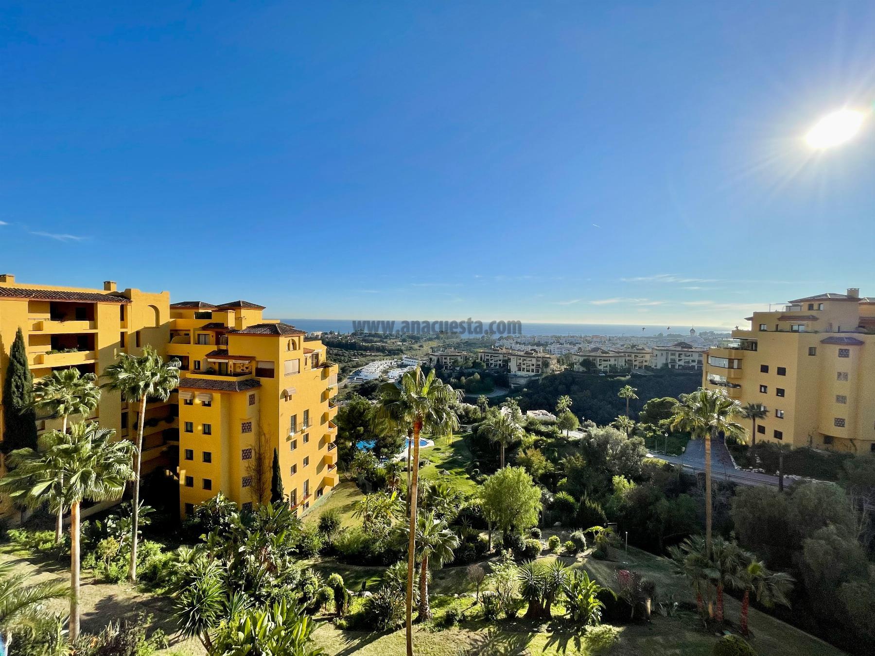 For sale of penthouse in Estepona