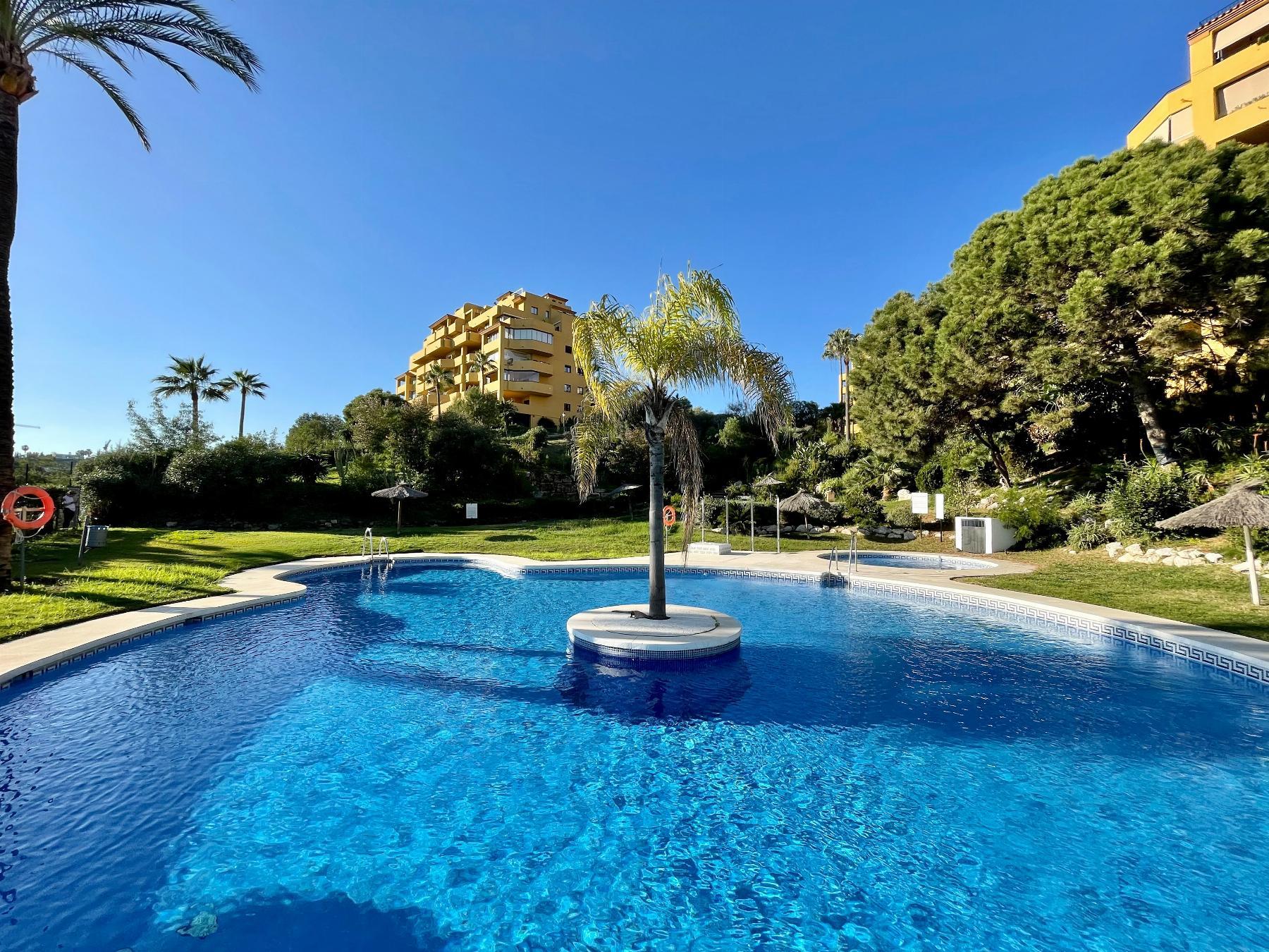 For sale of penthouse in Estepona