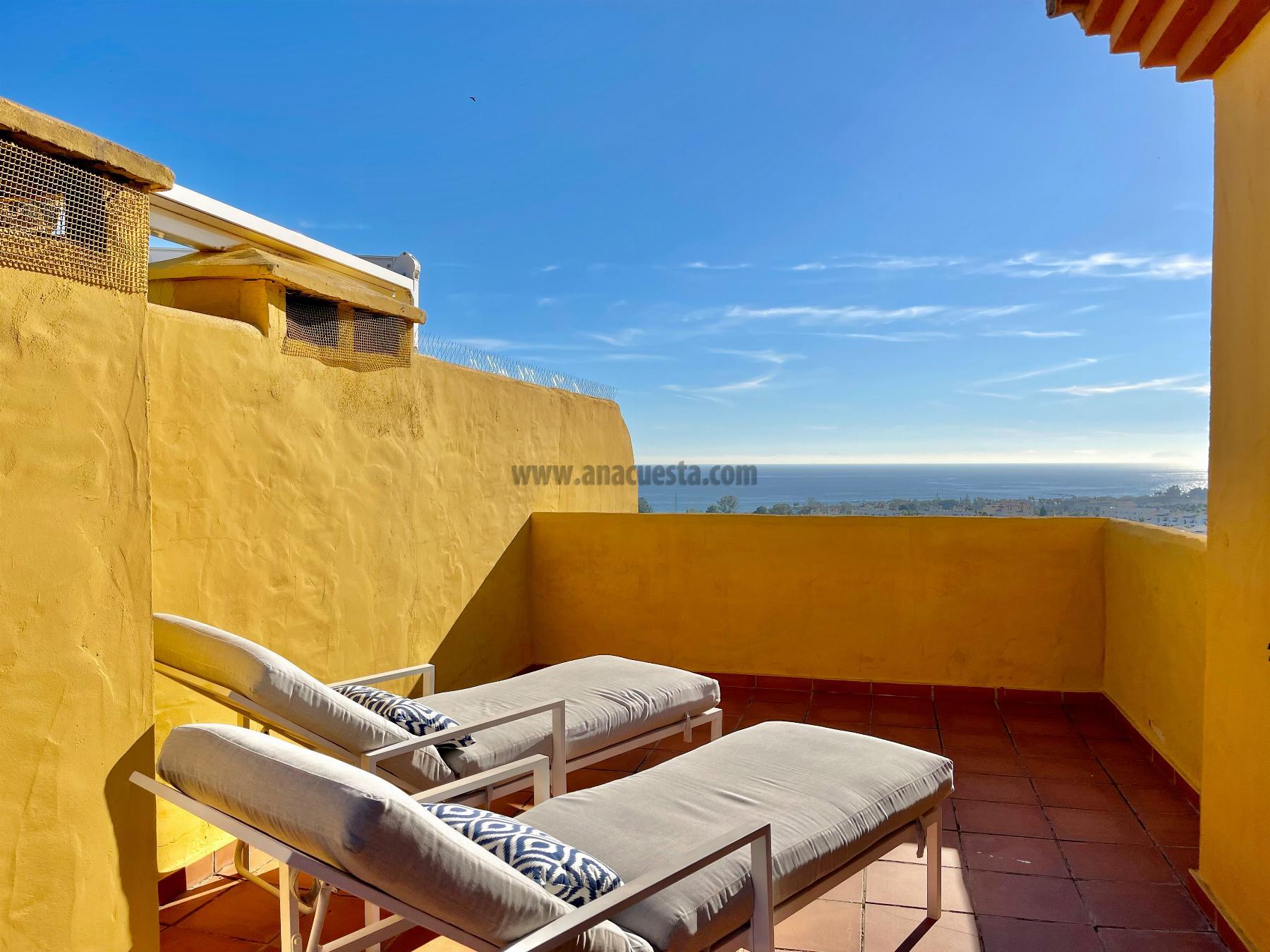 For sale of penthouse in Estepona