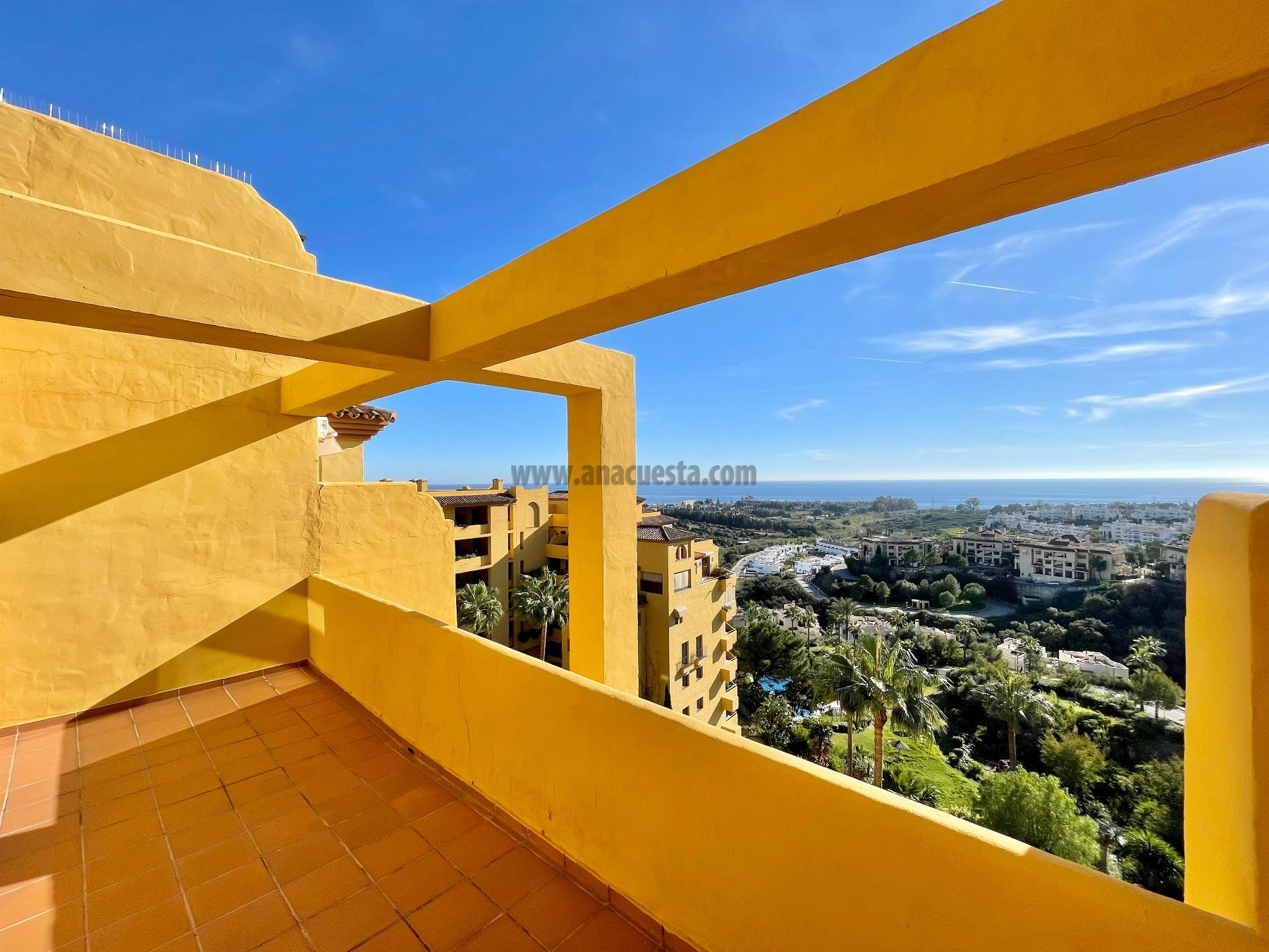 For sale of penthouse in Estepona