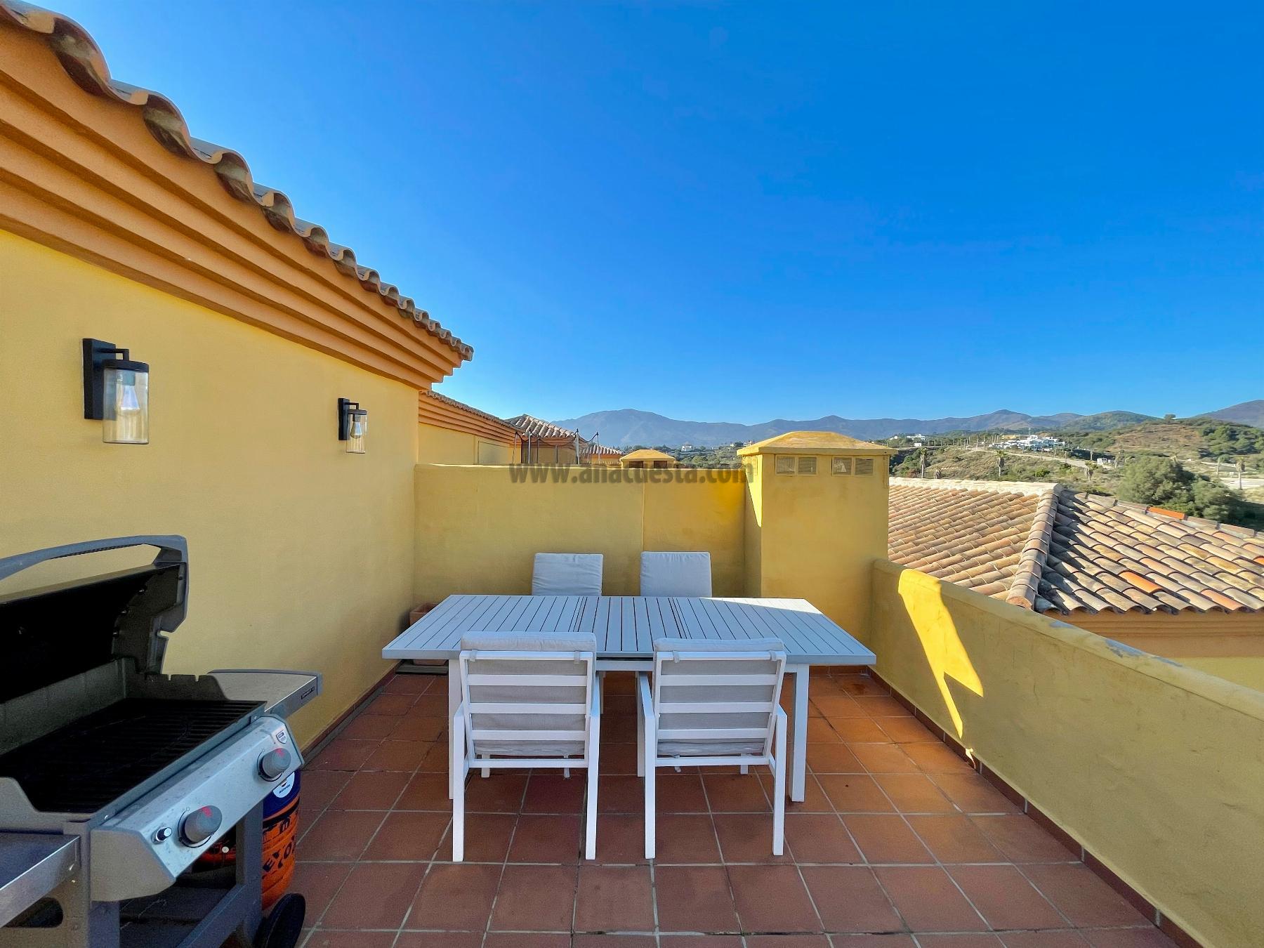 For sale of penthouse in Estepona