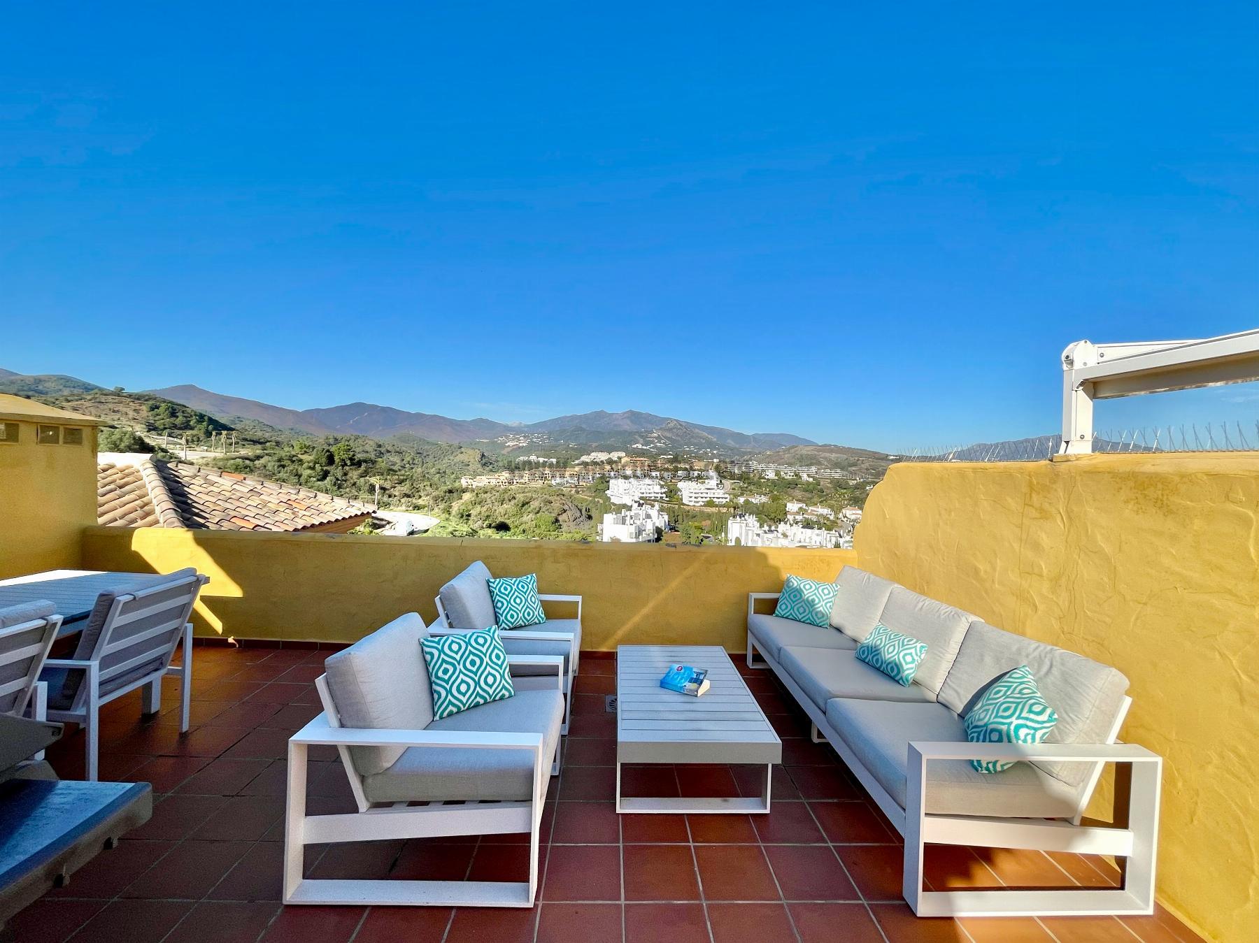 For sale of penthouse in Estepona