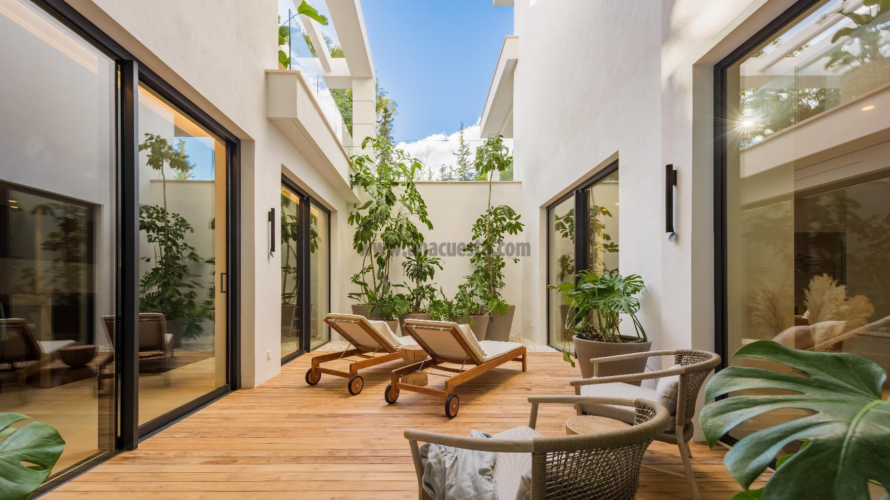 For sale of villa in Estepona