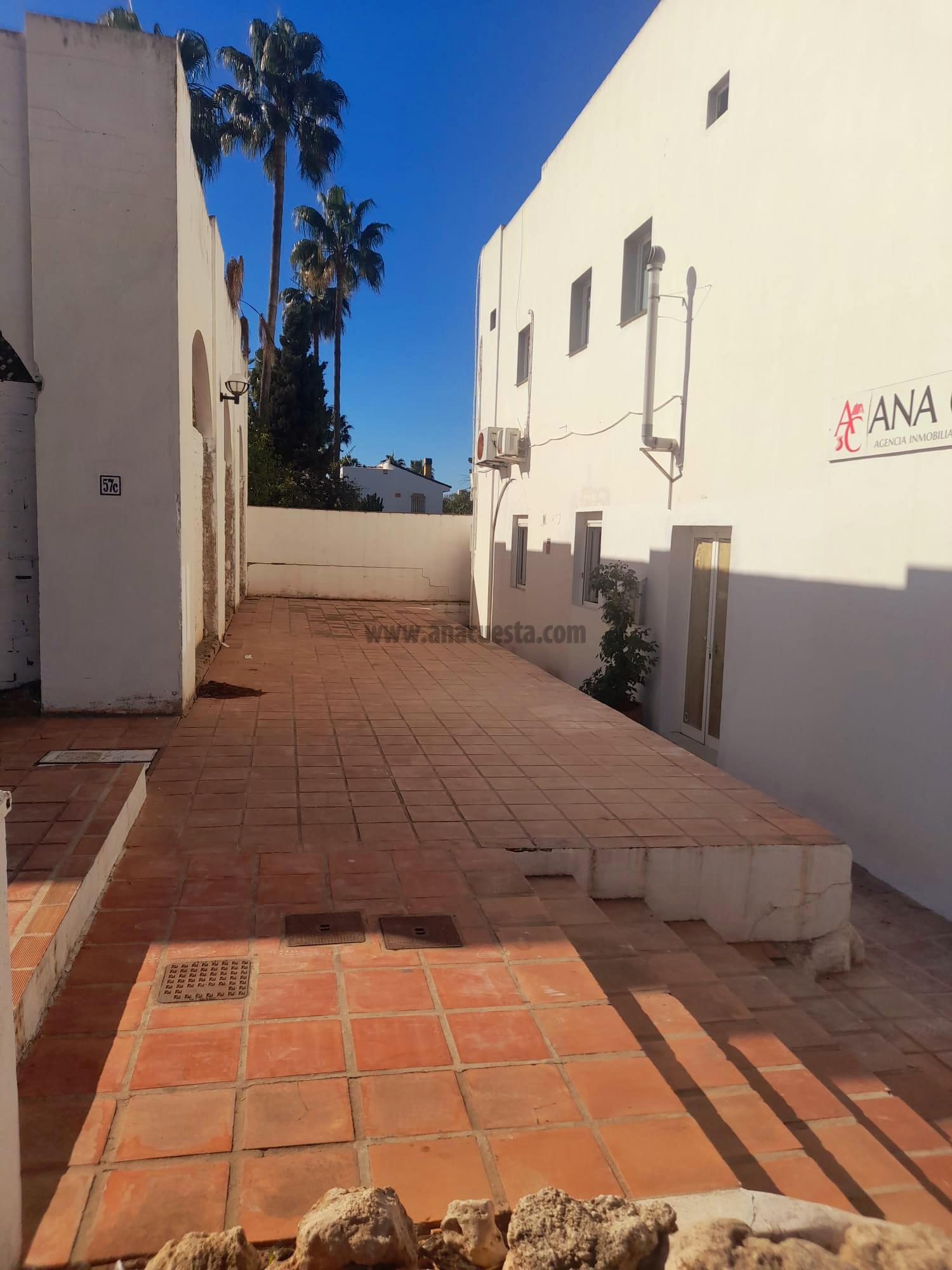 For rent of commercial in Estepona