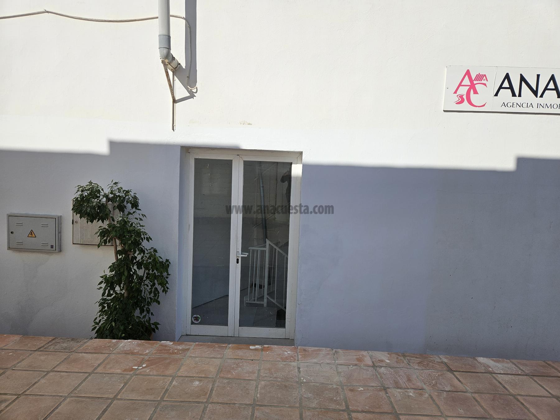 For rent of commercial in Estepona