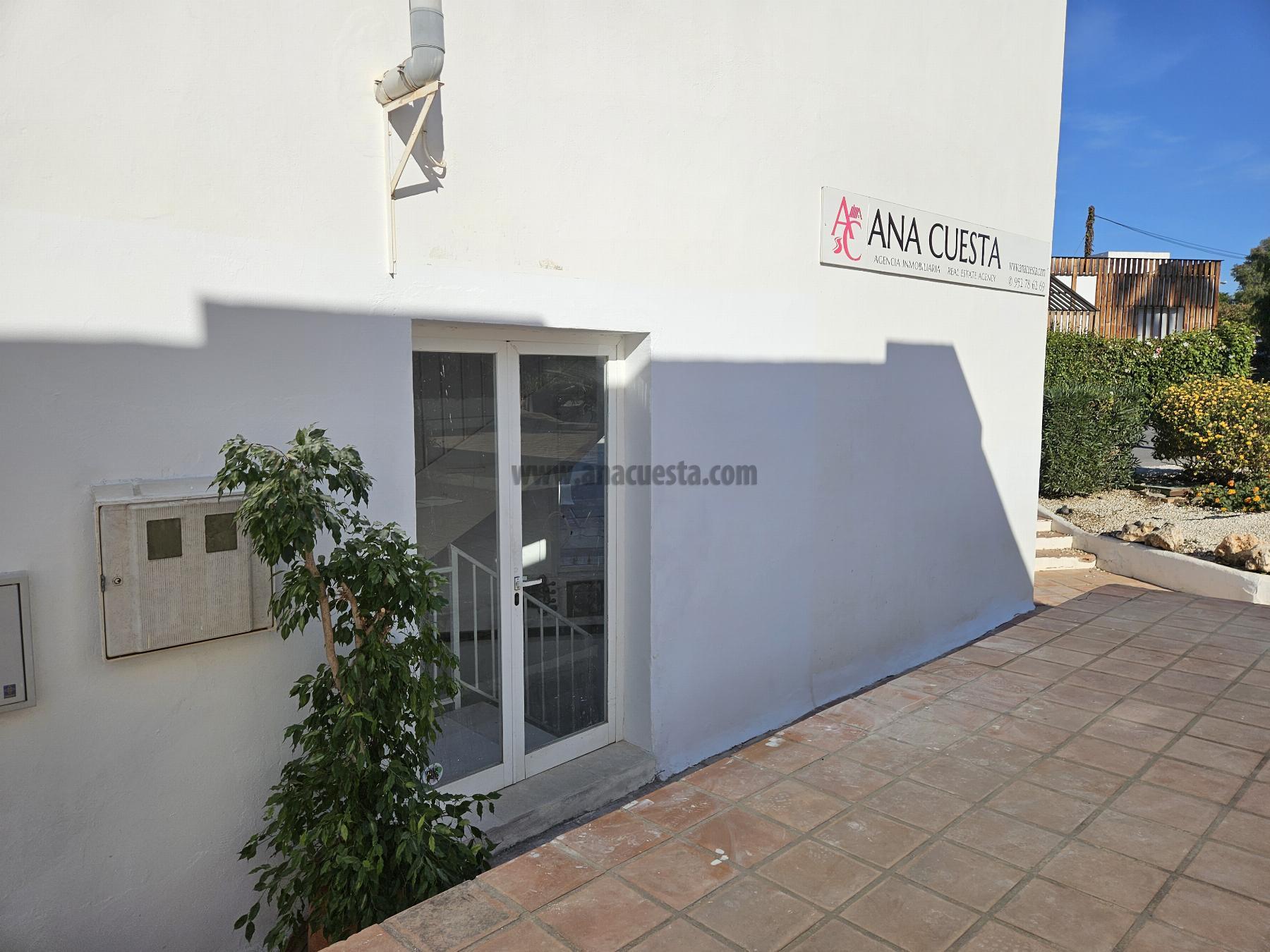 For rent of commercial in Estepona