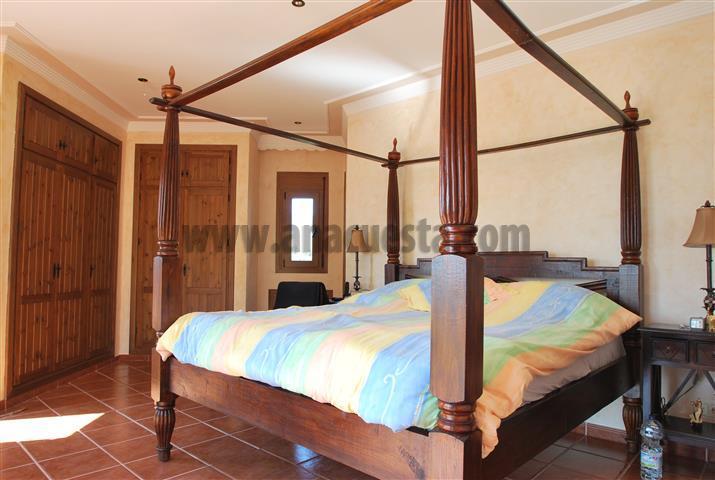 For sale of chalet in Estepona