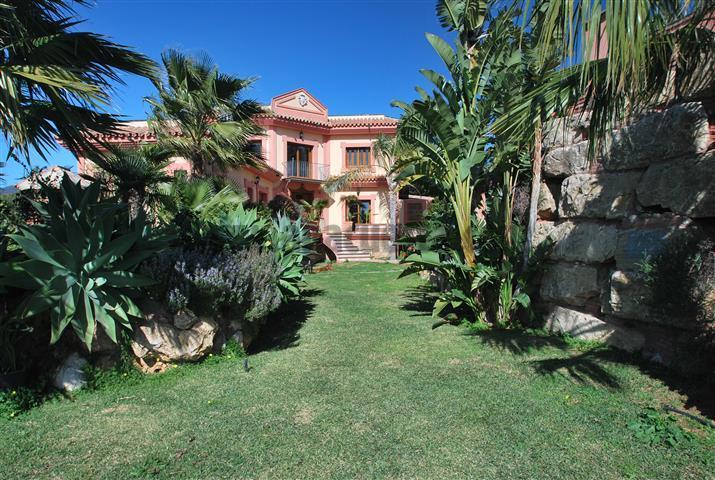 For sale of chalet in Estepona