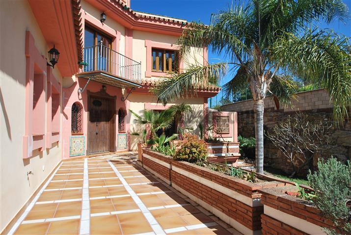 For sale of chalet in Estepona