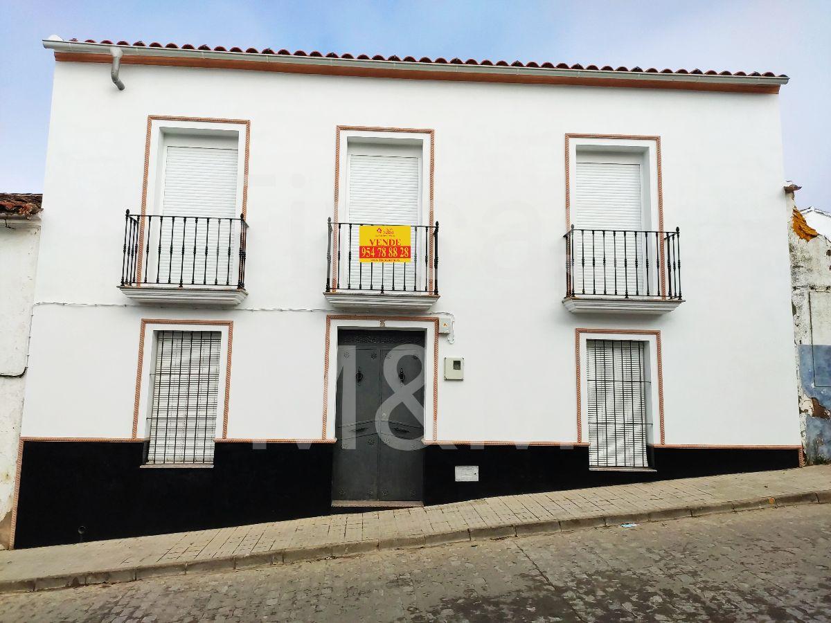 For sale of house in Fuentes de León