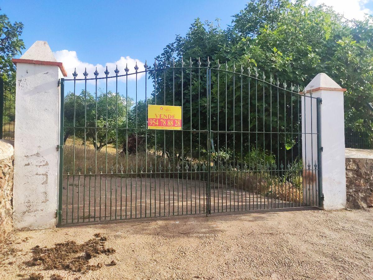 For sale of rural property in Fuentes de León