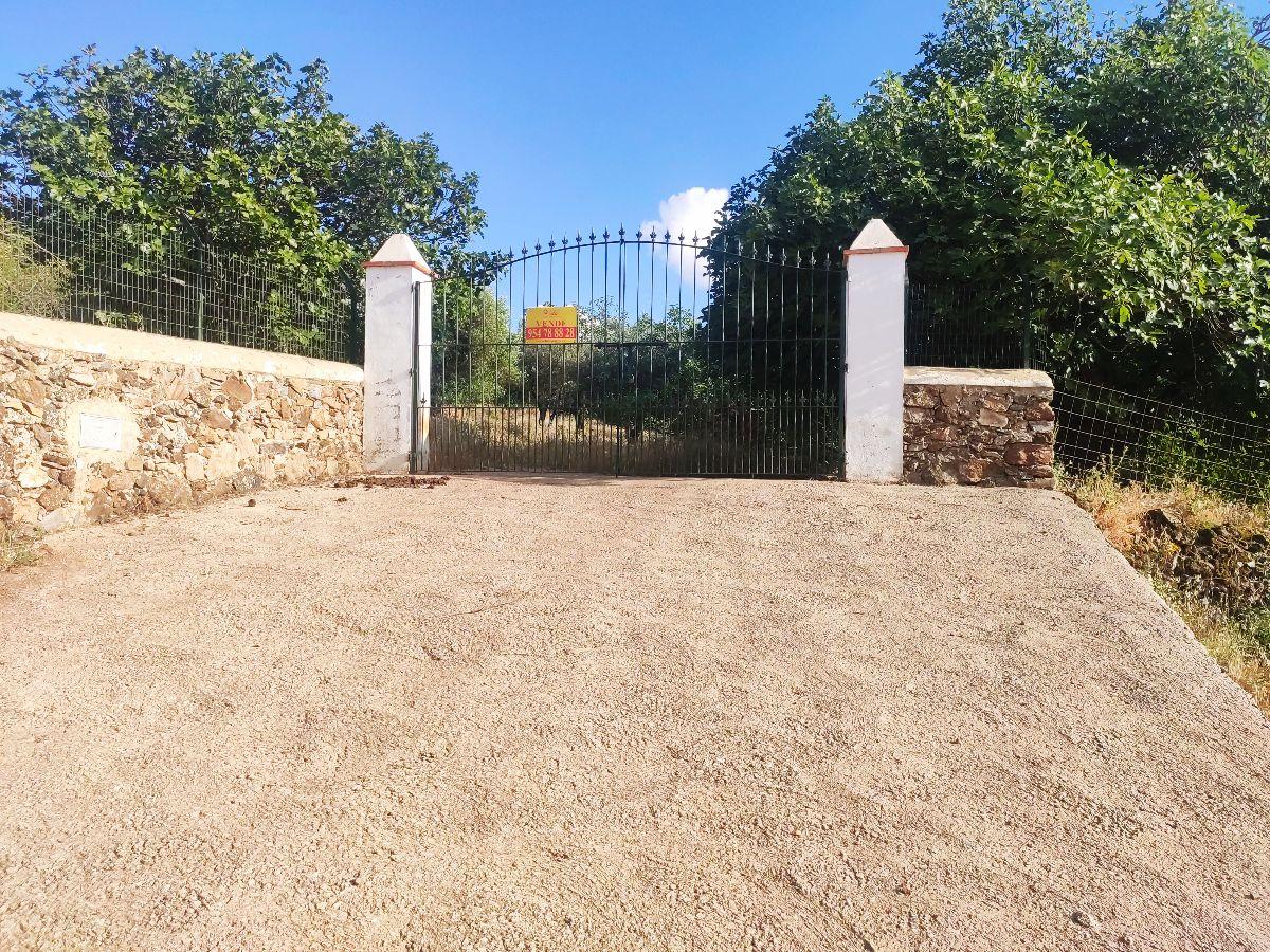 For sale of rural property in Fuentes de León
