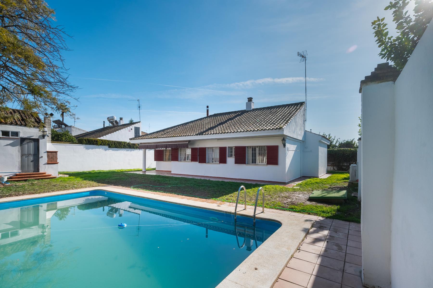 For sale of chalet in Espartinas