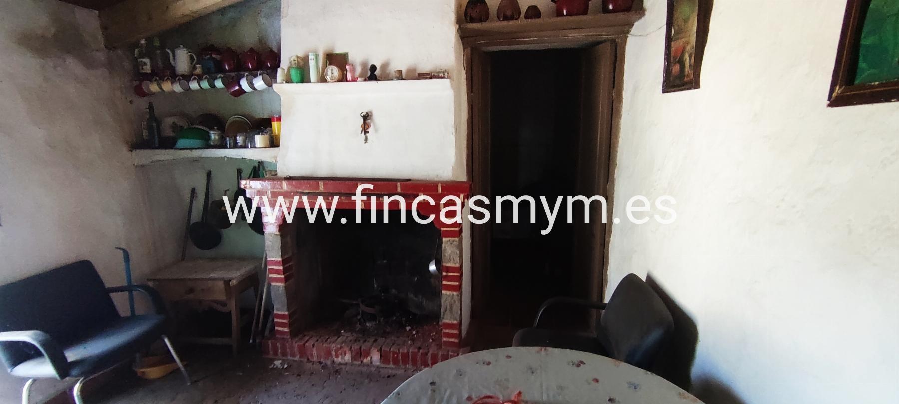 For sale of rural property in Fuentes de León