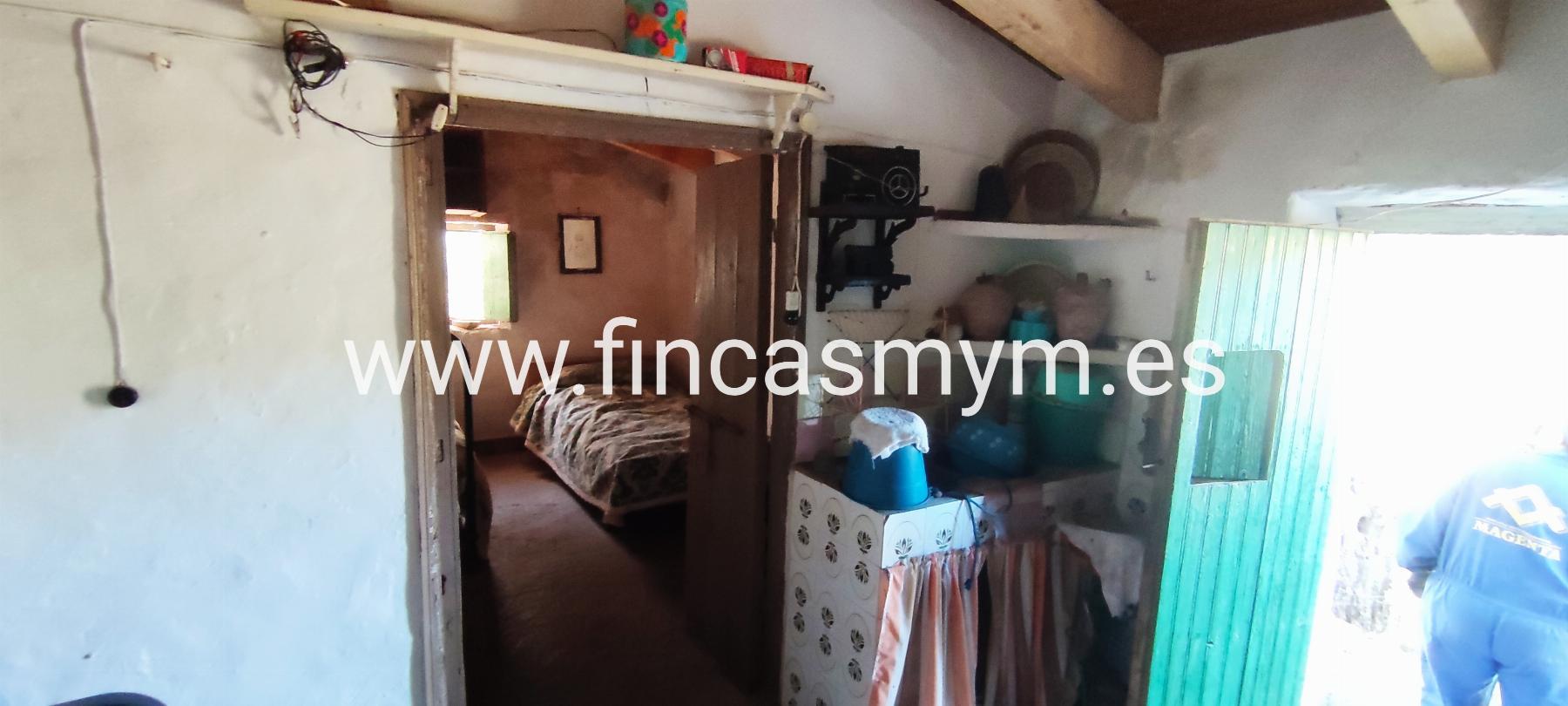 For sale of rural property in Fuentes de León