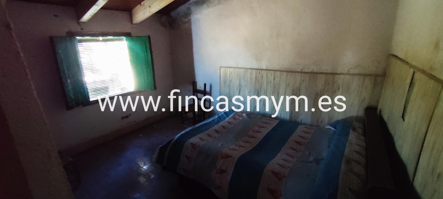 For sale of rural property in Fuentes de León
