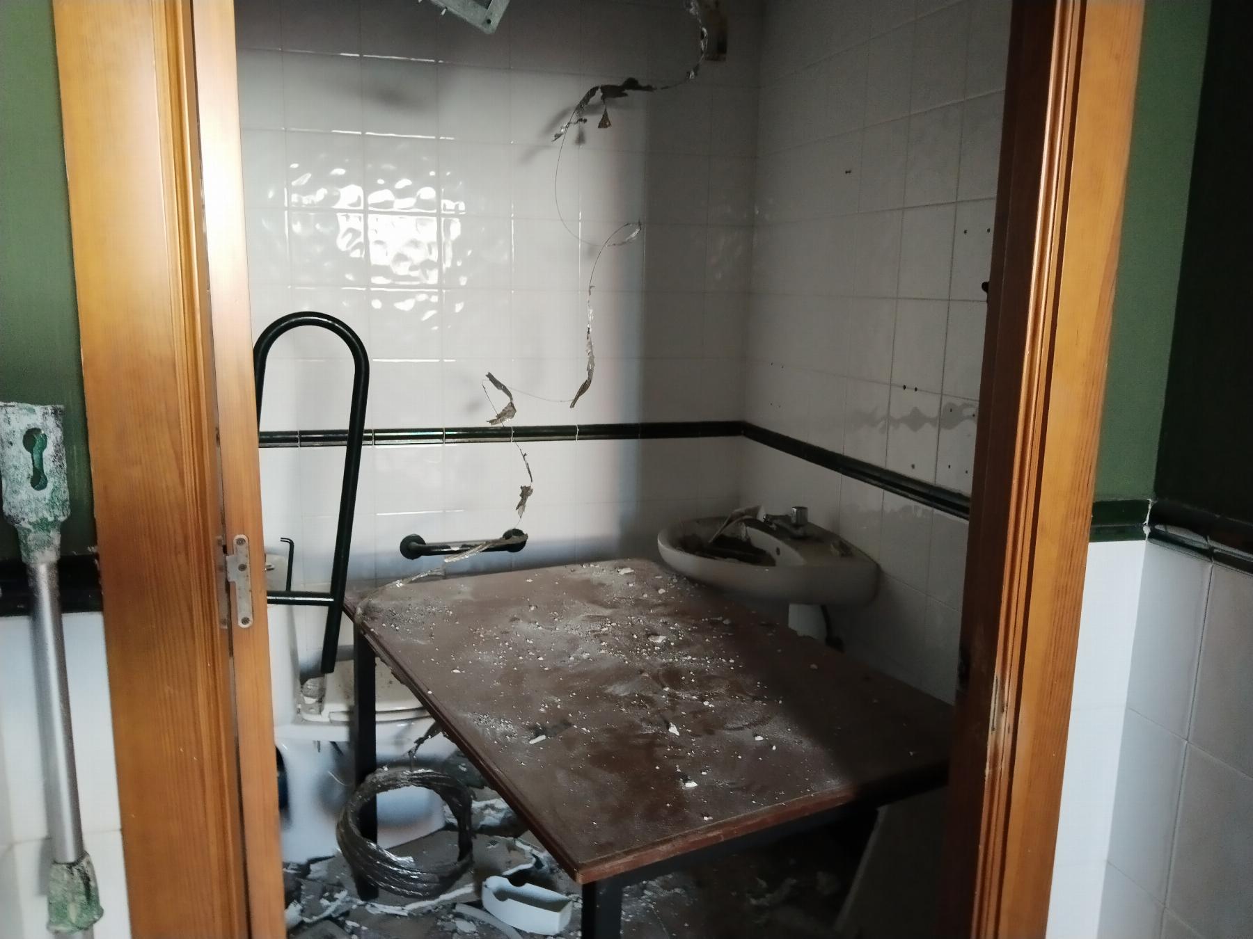 For sale of commercial in Bormujos