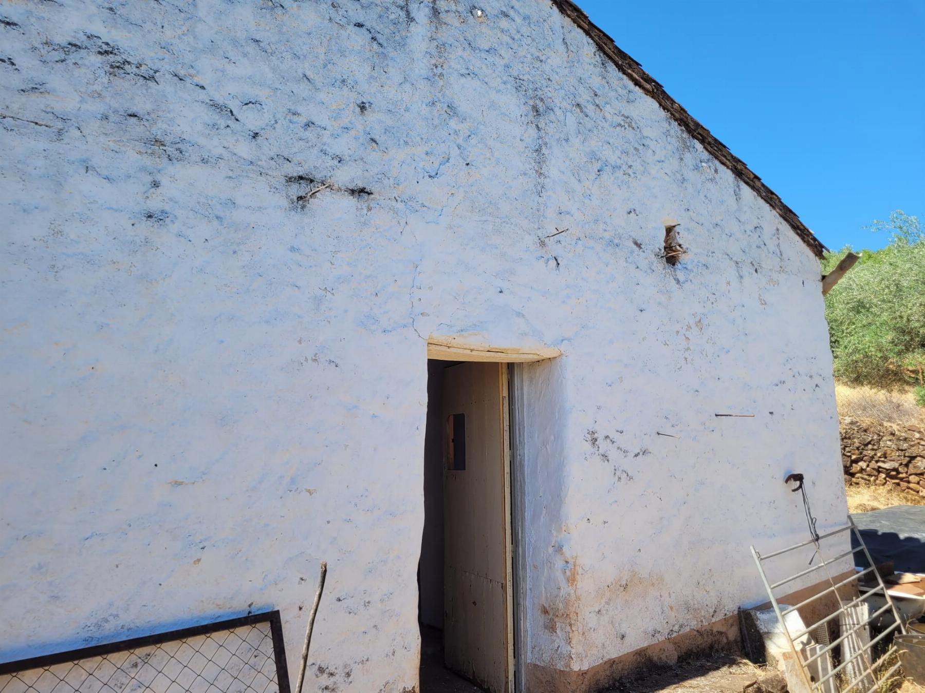 For sale of rural property in Fuentes de León