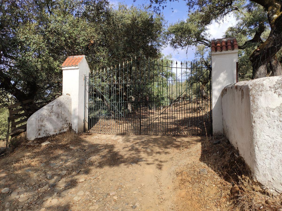 For sale of rural property in Cabeza la Vaca