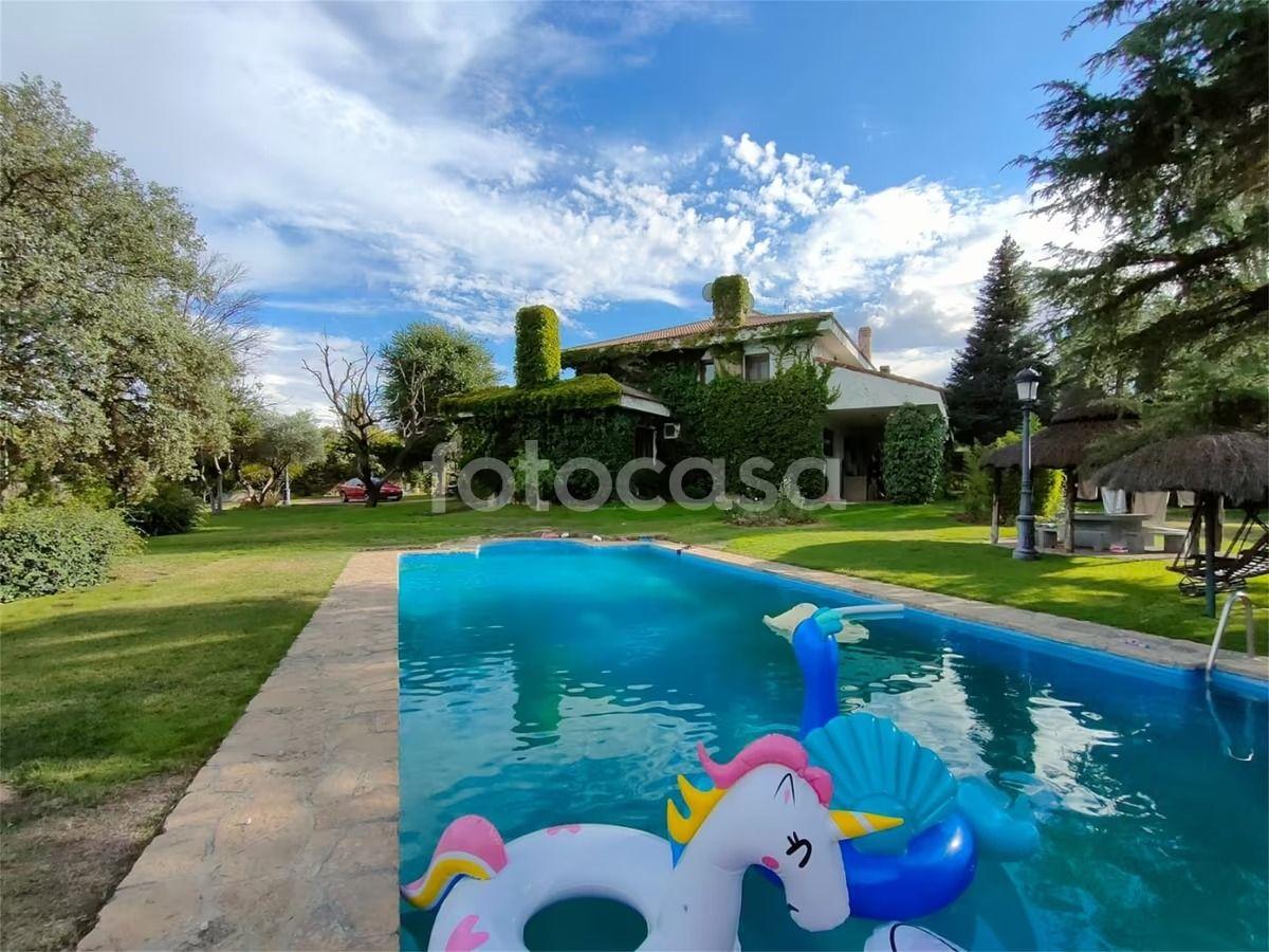 For sale of house in Boadilla del Monte