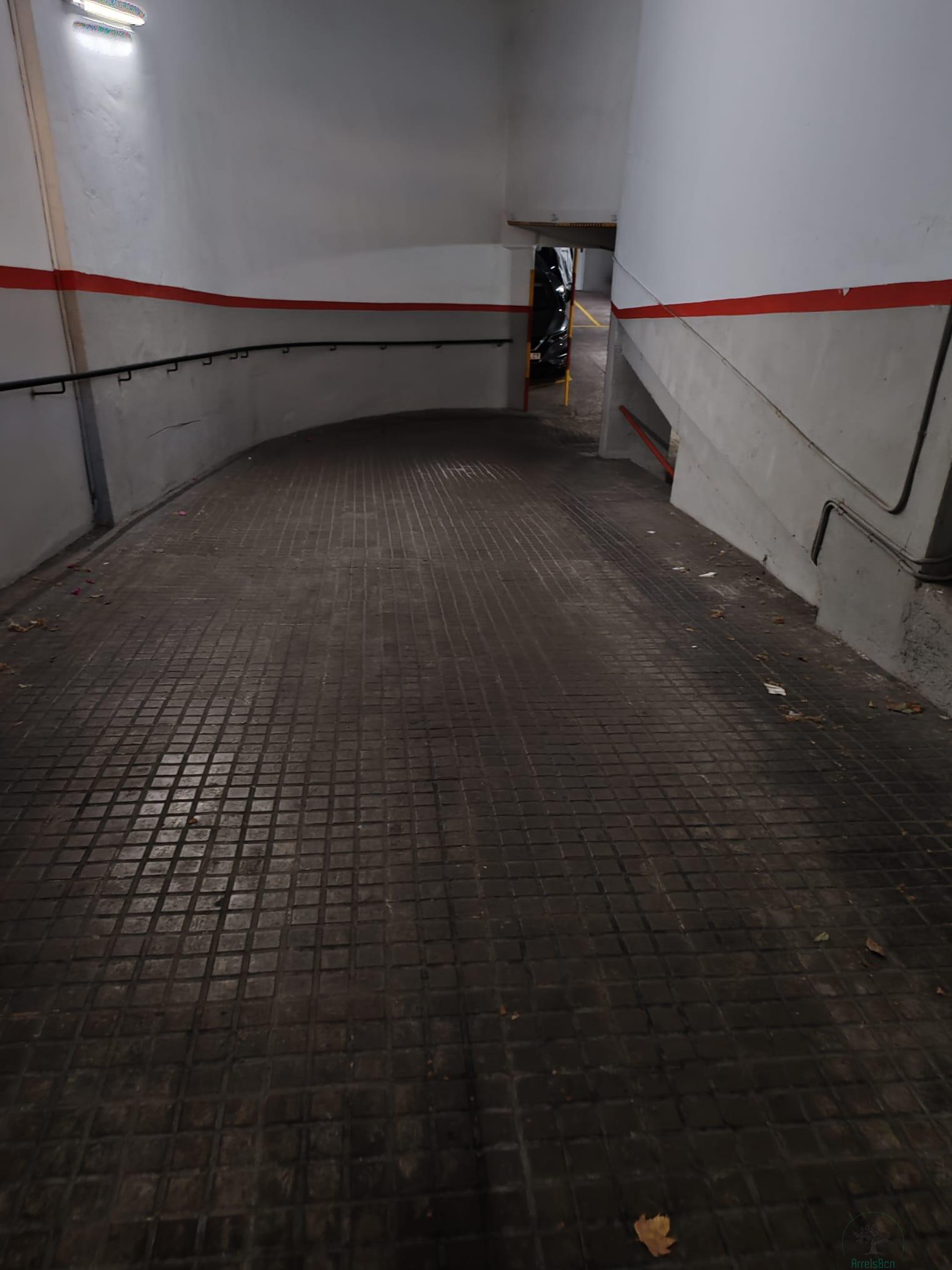 For sale of garage in Barcelona