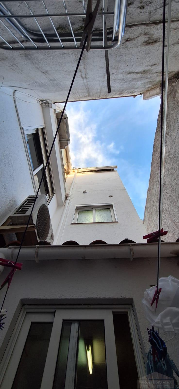 For rent of ground floor in Argentona