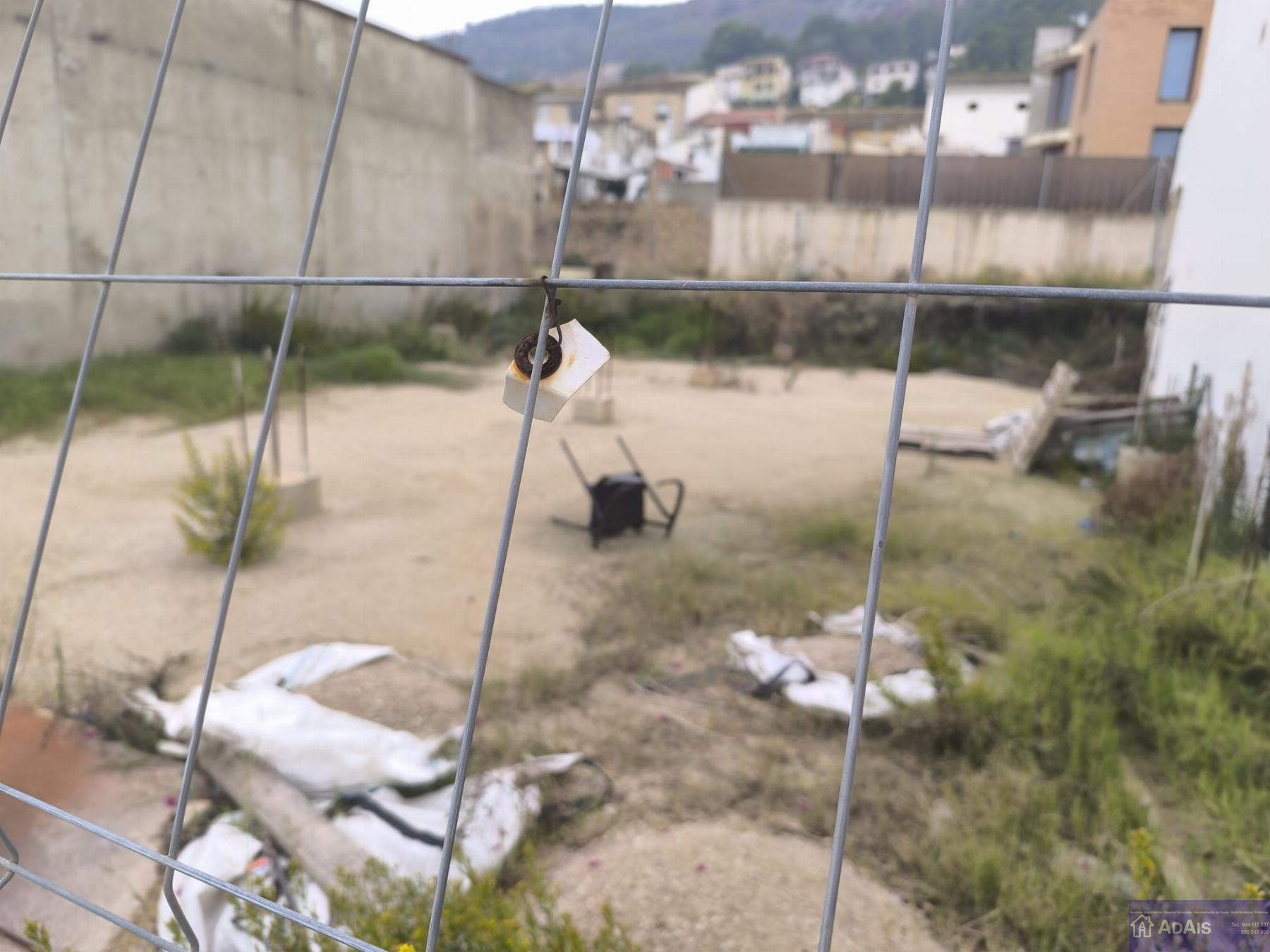 For sale of land in Ador