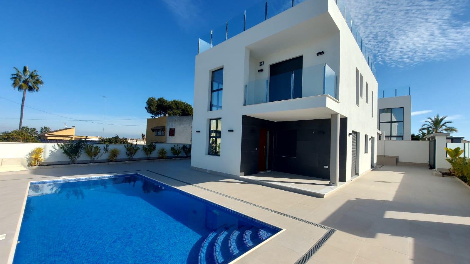 For sale of chalet in Torrevieja